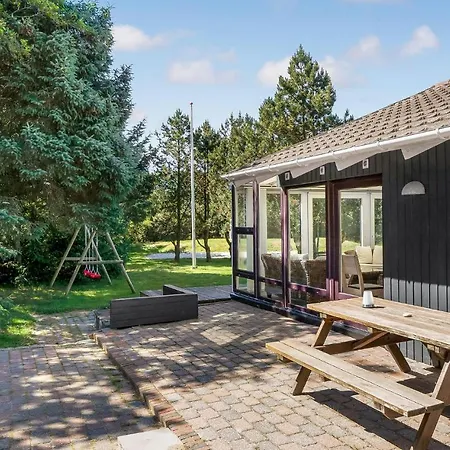 Hébergement de vacances Three-bedroom In *