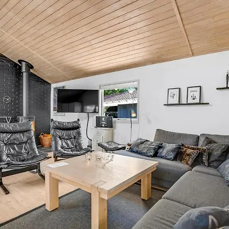 Three-bedroom In Hébergement de vacances Blåvand